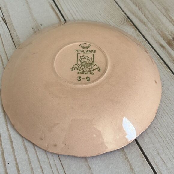 1950s Grindley peach Petalware teacup and saucer - Picture 6 of 8